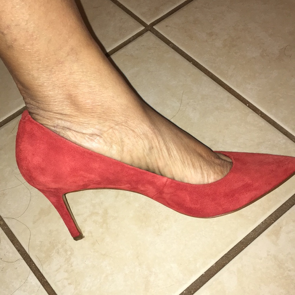- 206 COLLECTIVE BRAND RED SUEDE EUC ALMOST KITTEN HEEL SEXYAF STILLETTO P…